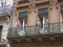  Sculptures bariolées sur un balcon